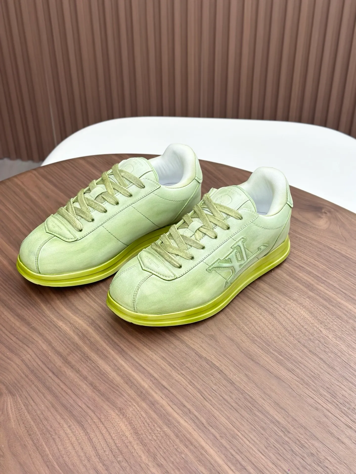 💰800💰Full package💰Top version Washed LV-Louis Vuitton-Classic catwalk new style 1:1 developed replica of the original version! ! The upper foot is very comfortable. It is made of luxurious materials, washed with fine workmanship, and the midsole is printed with English letters "Made in Europe." The upper is made of calfskin imported from Italy. The side is decorated with the brand's LOGO and signature. The latest latex foot pads and mesh lining make the foot feel super comfortable. The original two-color TPU combination outsole is specially provided by the original factory. Bag technology Goodyear stitched edges Fabric: Exclusive custom first-layer cowhide Accessories: Exclusive private model Vuitton logo, lining: Customized silk mesh lining - first-layer silk cowhide lining Outsole: TPU combination outsole wear-resistant, non-slip and anti-yellowing Foot pads: new latex pads-mesh sweat-absorbent Counter technology: fully computerized sewing machine wire drawing Toe box back cover Hot and cold shaping Full set of pull-top last with medium and low logo pattern Counter packaging - Shoelaces, certificates, cards, instructions, certificates of quality, dust bags, the most comprehensive packaging on the Internet, men's sizes 39-44 (38/45 custom-made, non-refundable!